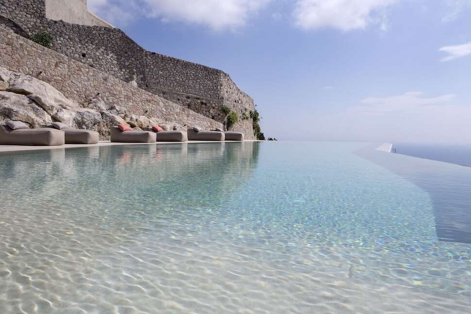 Ein Foto vom Pool im Elessa Hotel