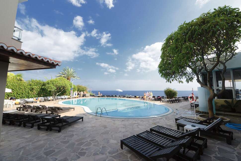 Ein Foto vom Pool im Aparthotel Duas Torres