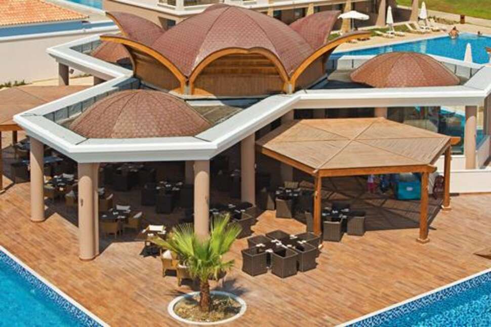 Een foto van het zwembad bij La Marquise Luxury Resort