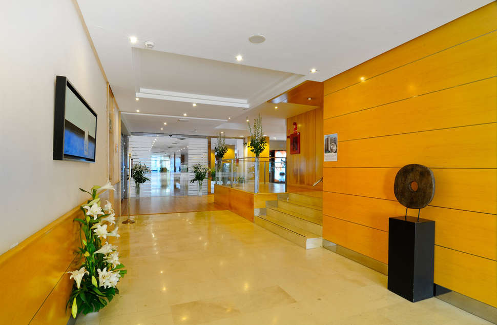 Een foto van het interieur van Sercotel Maya Alicante