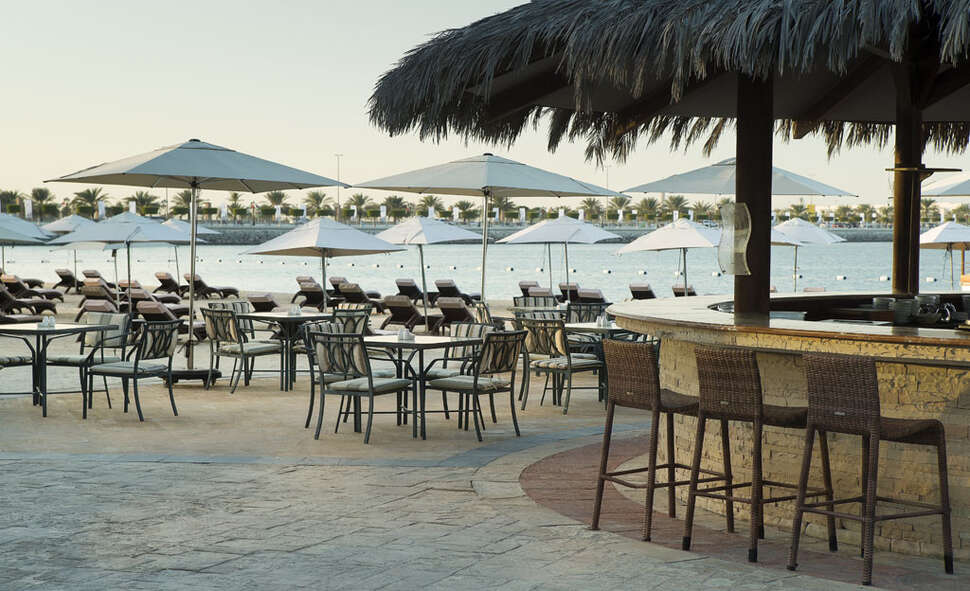 Ein Foto von der Terrasse im Radisson Blu Hotel & Resort Abu Dhabi Corniche