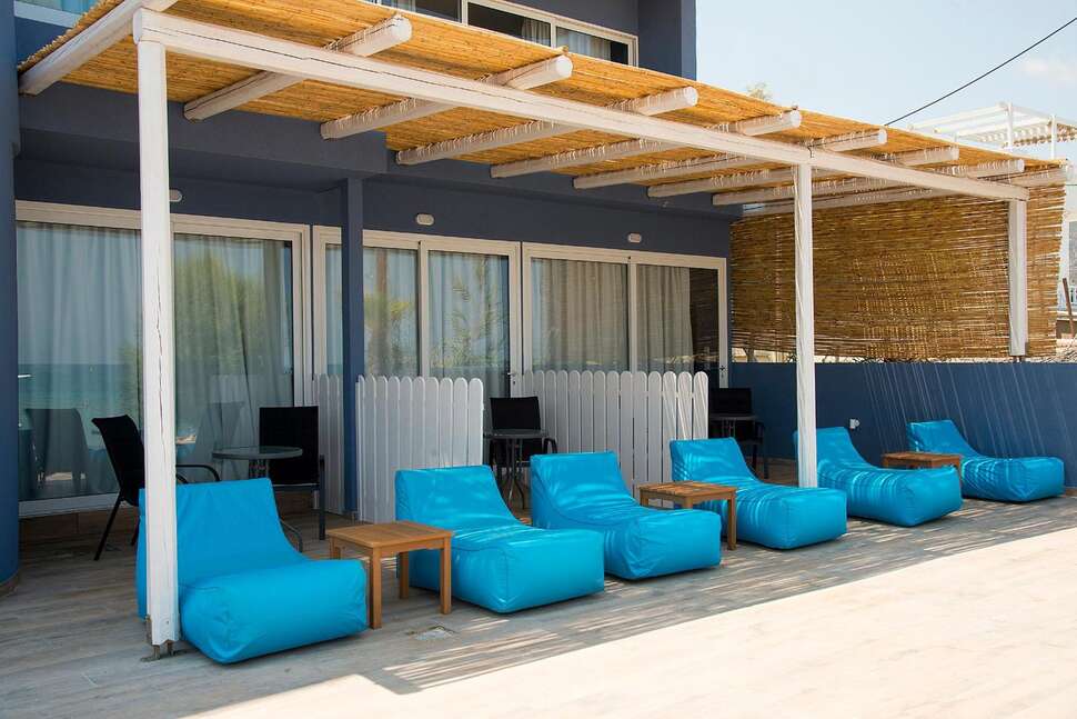 Een foto van het terras bij Stalis Hotel