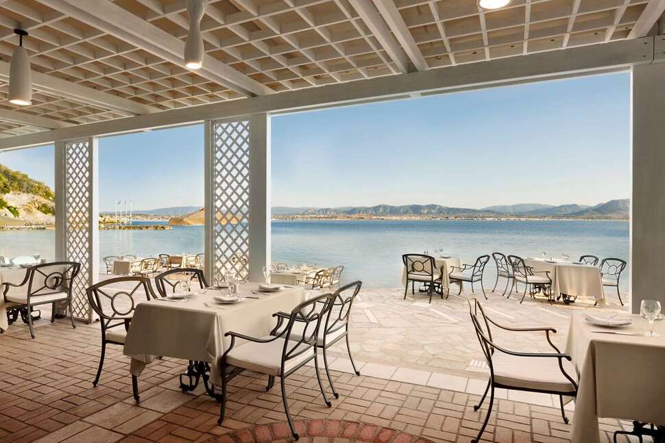 Een foto van het terras bij Ramada by Wyndham Loutraki Poseidon Resort