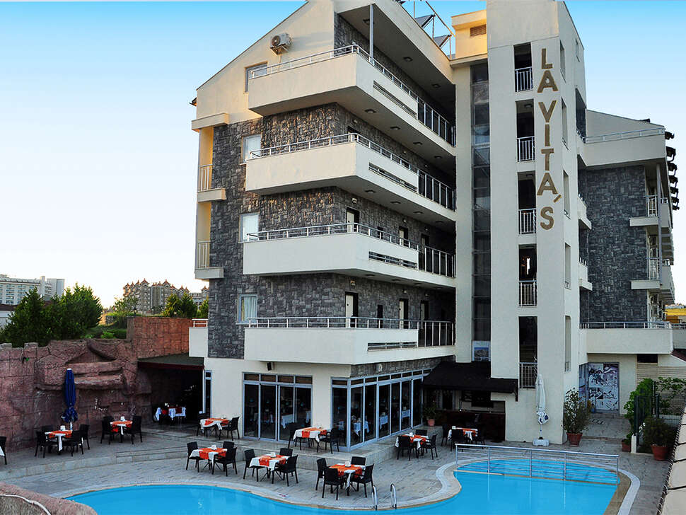 Ein Foto von der Außenansicht des Lavitas Hotel