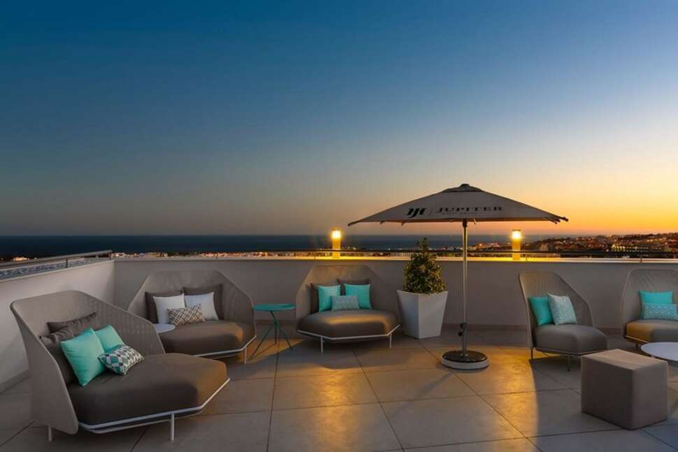 Een foto van het terras bij Jupiter Albufeira Hotel