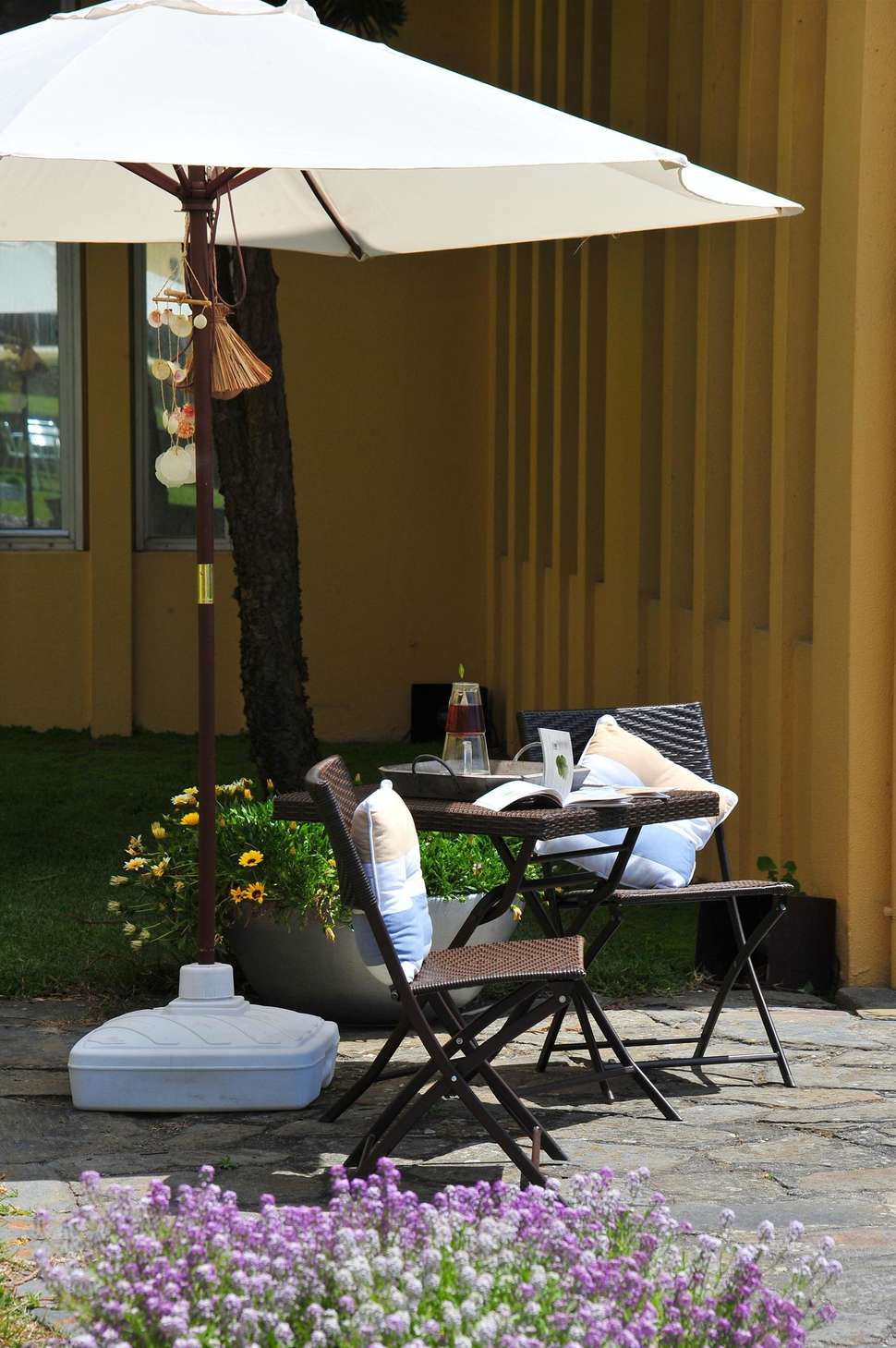 Een foto van het terras bij Axis Ofir Beach Resort