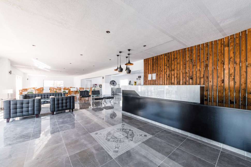Een foto van het interieur van Belmare Hotel