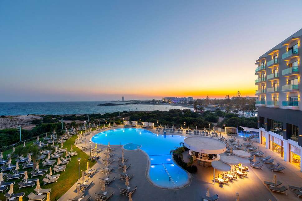 Een foto van het zwembad bij Nissiblu Beach Resort