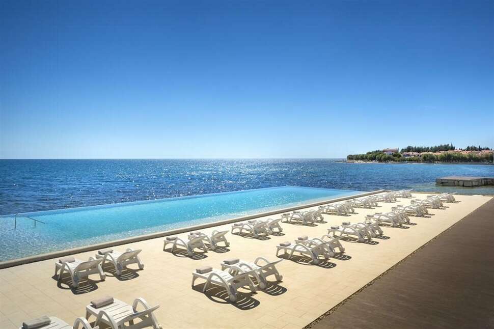 Ein Foto vom Strand beim Aminess Vival Maestral Hotel