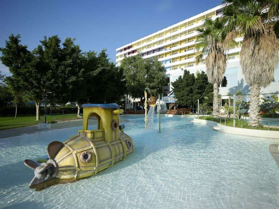 Ein Foto vom Pool im Esperides Beach Family Resort