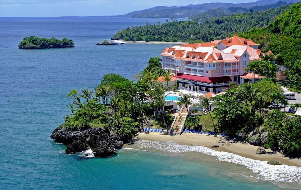 Een foto van het zwembad bij Luxury Bahia Principe Samana