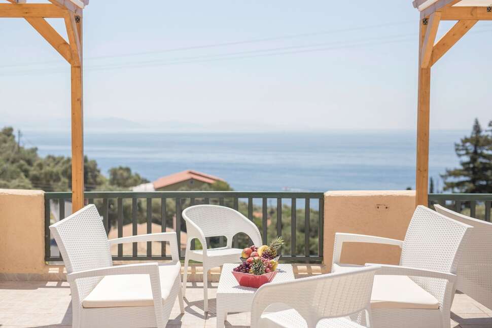 Een foto van het terras bij Corfu Aquamarine Hotel