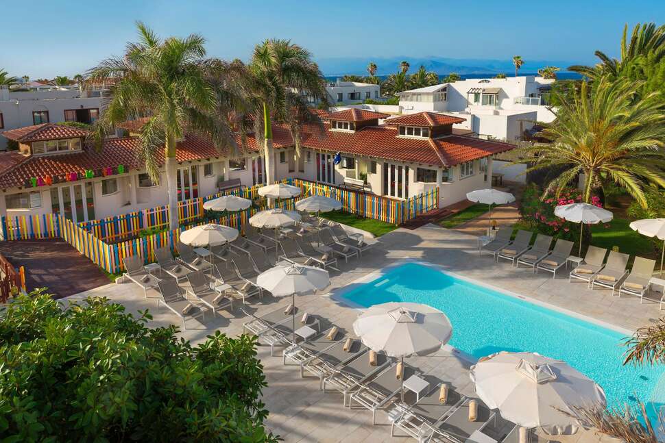 Een foto van het zwembad bij Alua Suites Fuerteventura