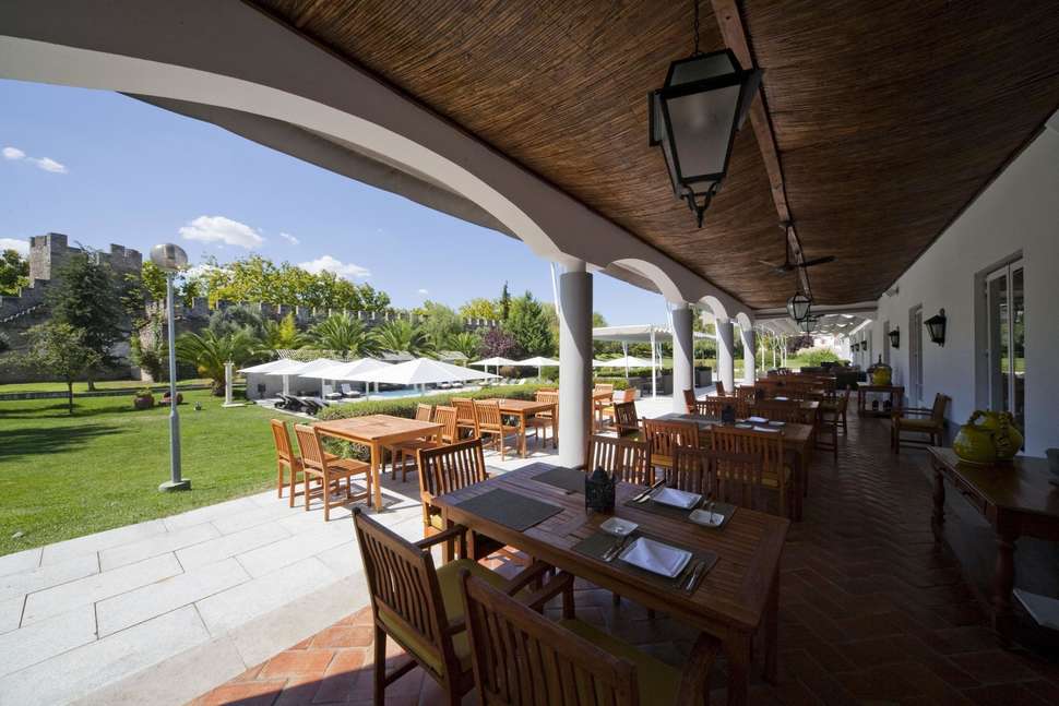 Ein Foto von der Terrasse im M'AR De AR Muralhas Hotel
