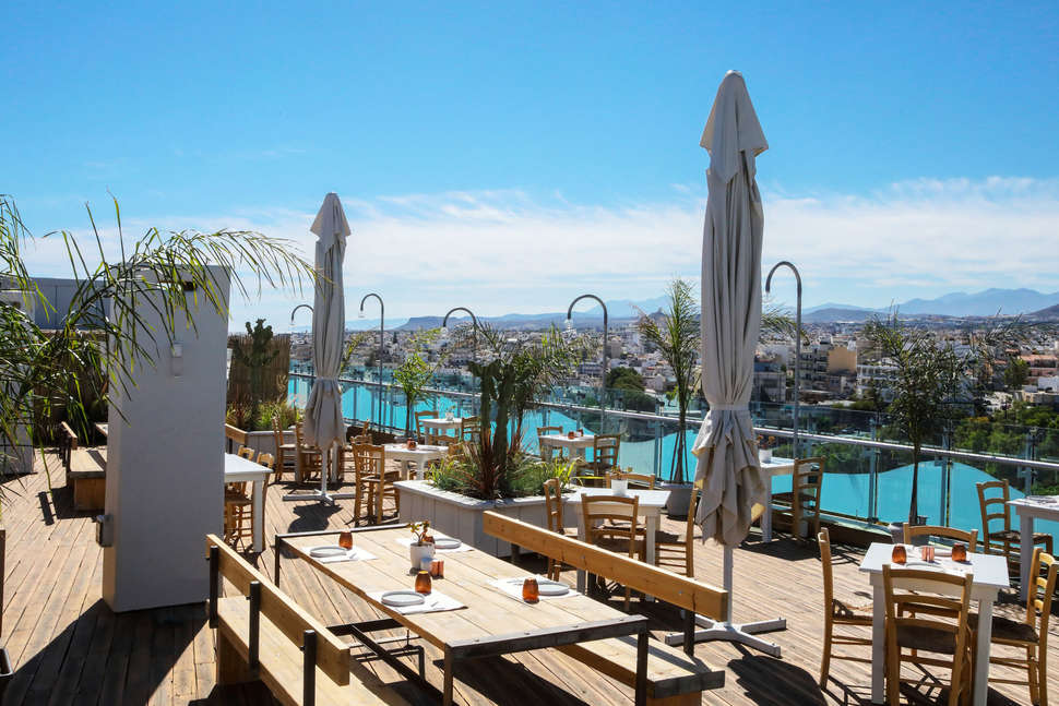 Een foto van het terras bij Capsis Astoria Heraklion Hotel