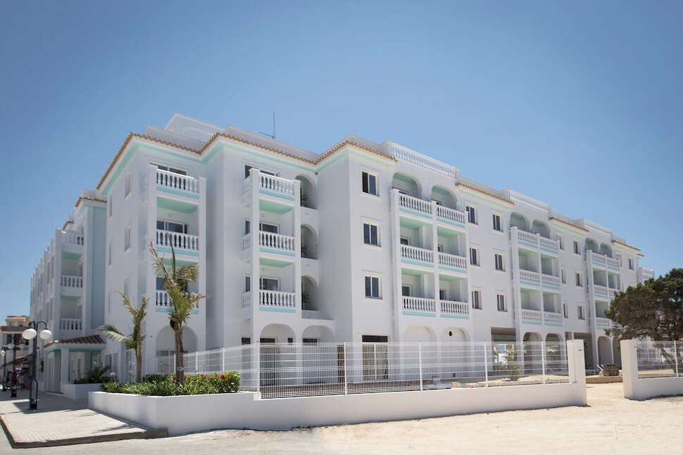 Een foto van de buitenkant van Endlss Beach & Disco Hotel Ibiza