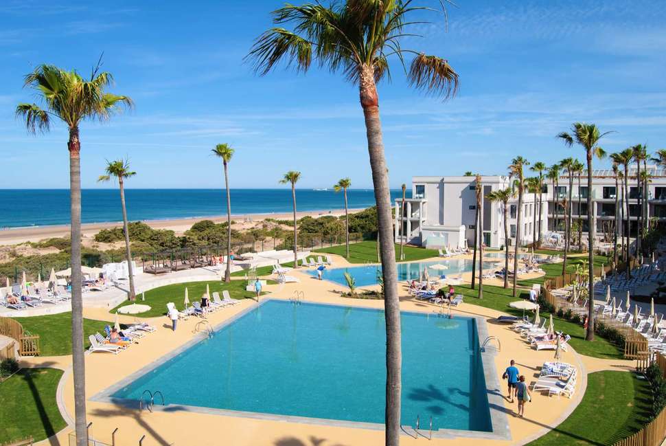 Een foto van het zwembad bij Hipotels Barrosa Park