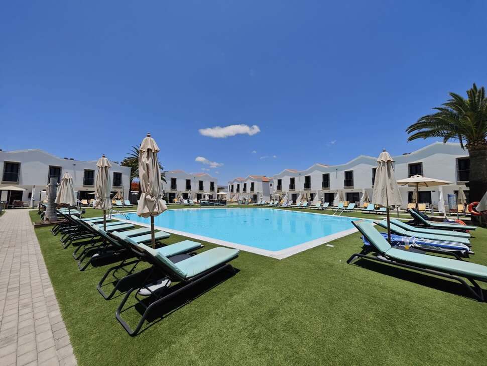Een foto van het zwembad bij FBC Fortuny Resort