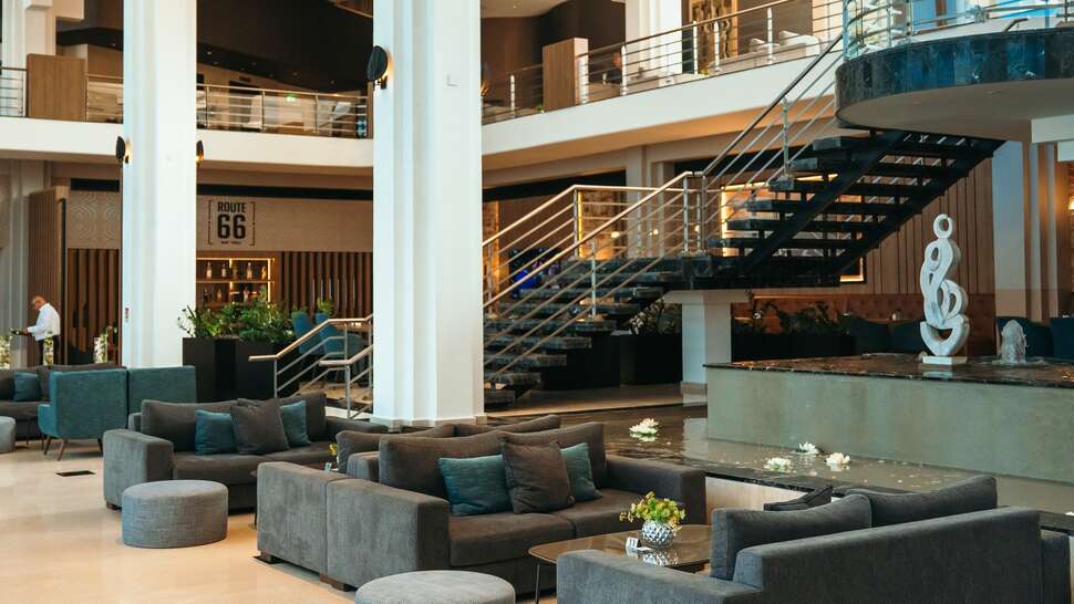 Een foto van het interieur van St. George Hotel Spa & Beach Resort