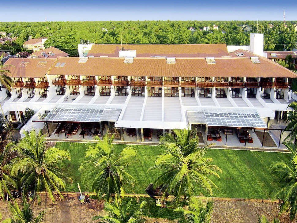 Een foto van de buitenkant van Goldi Sands Hotel