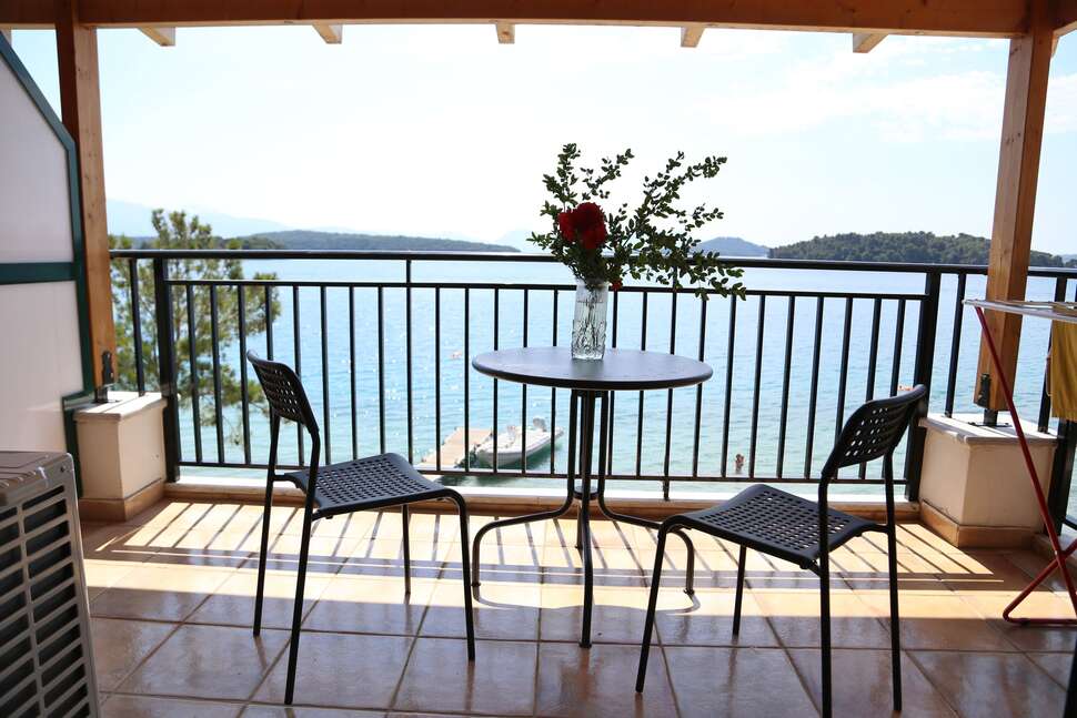Een foto van het terras bij Madouri Hotel