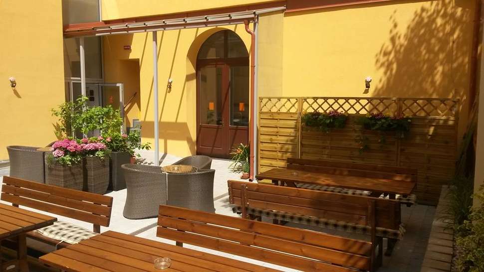 Een foto van het terras bij Hotel Ambiance