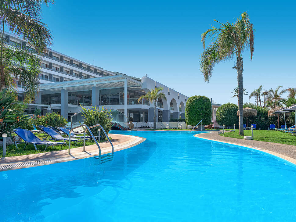 Een foto van het zwembad bij Oceanis Beach Hotel