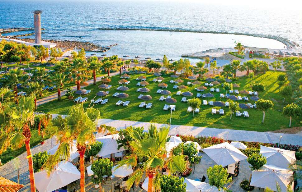 Een foto van het terras bij St. George Hotel Spa & Beach Resort