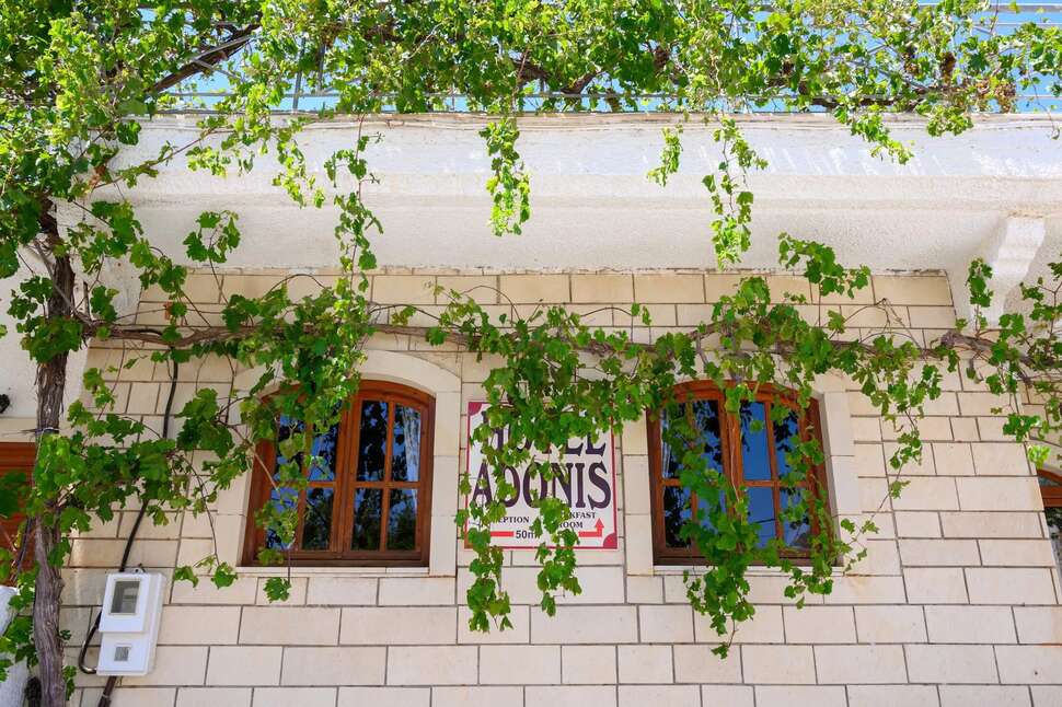 Een foto van de buitenkant van Adonis Hotel