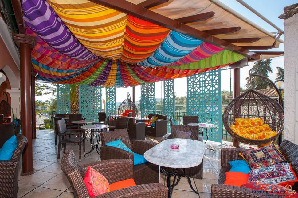 Een foto van het terras bij Michelangelo Resort