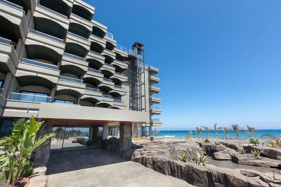 Een foto van de buitenkant van Faro Lopesan Collection Hotel