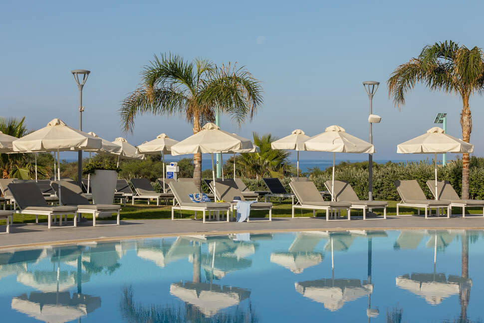 Een foto van het zwembad bij Nissiblu Beach Resort