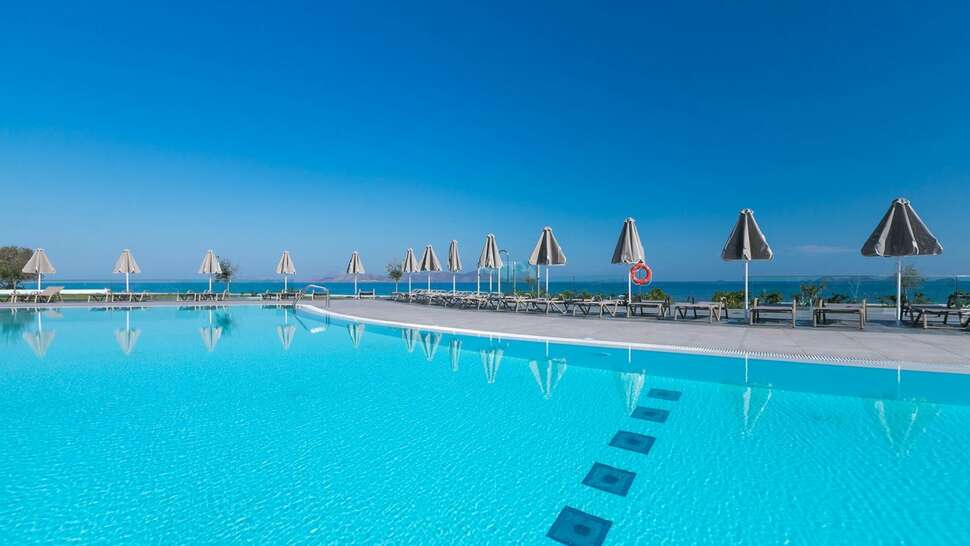 Ein Foto vom Pool im Aeolos Beach Hotel