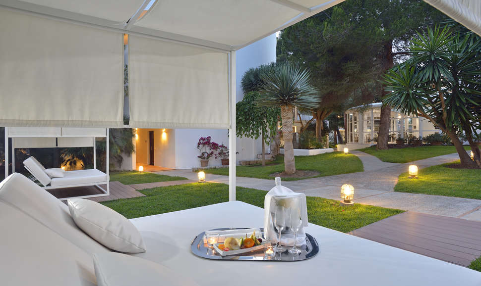 Een foto van het terras bij Melia Cala d'Or Boutique Hotel