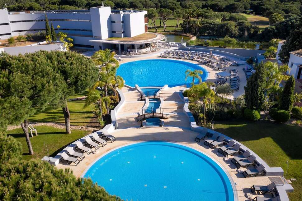 Een foto van het zwembad bij Pestana Vila Sol Golf Vilamoura