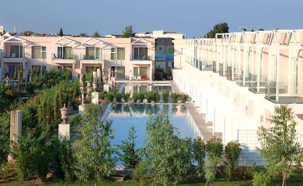 Een foto van de buitenkant van Sandy Beach & Villas