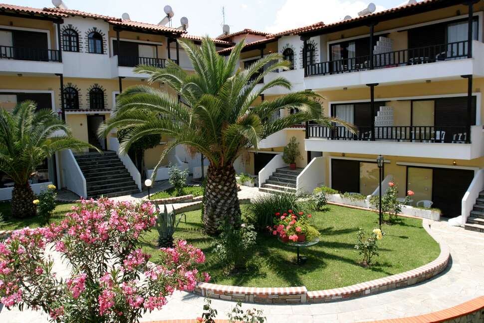 Een foto van de buitenkant van Ioli Village Hotel