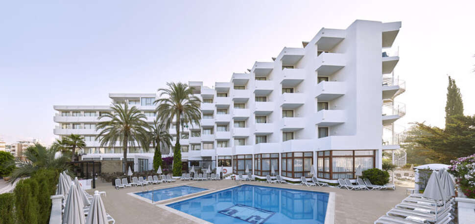 Een foto van het zwembad bij Hotel Tres Torres