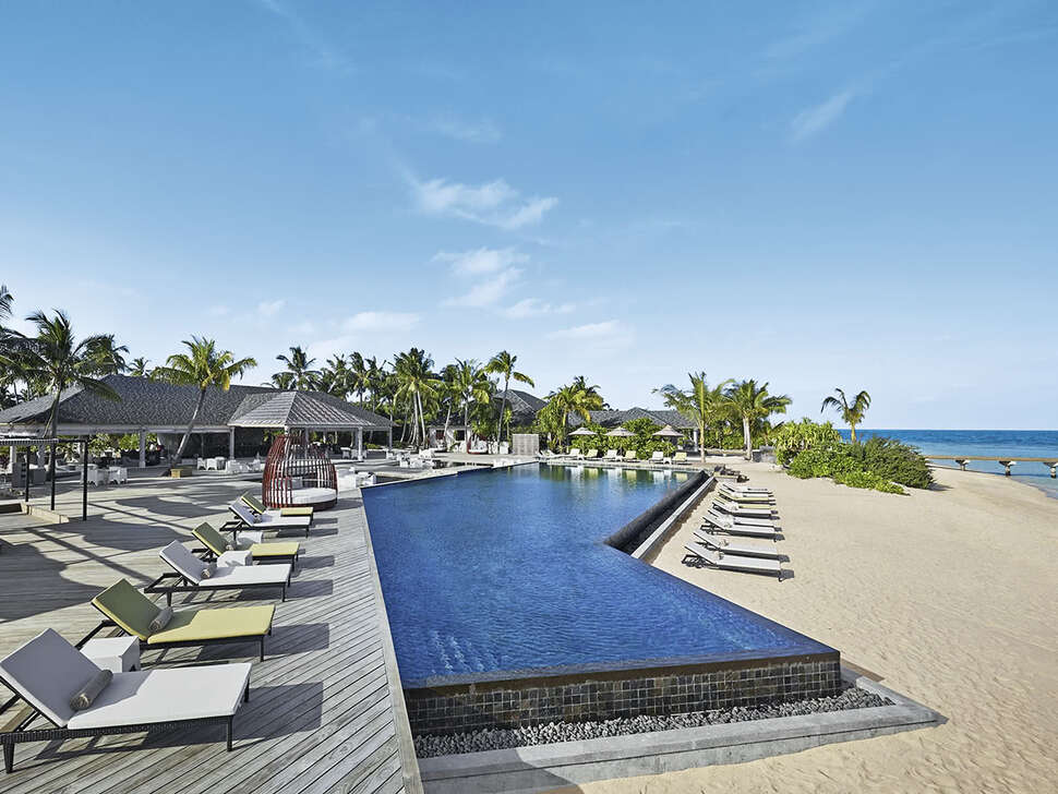 Een foto van het zwembad bij NH Collection Maldives Havodda Resort