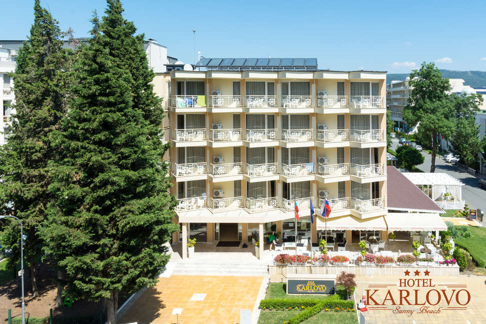 Een foto van de buitenkant van Karlovo Hotel