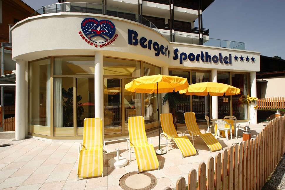 Een foto van de buitenkant van Berger's Sporthotel