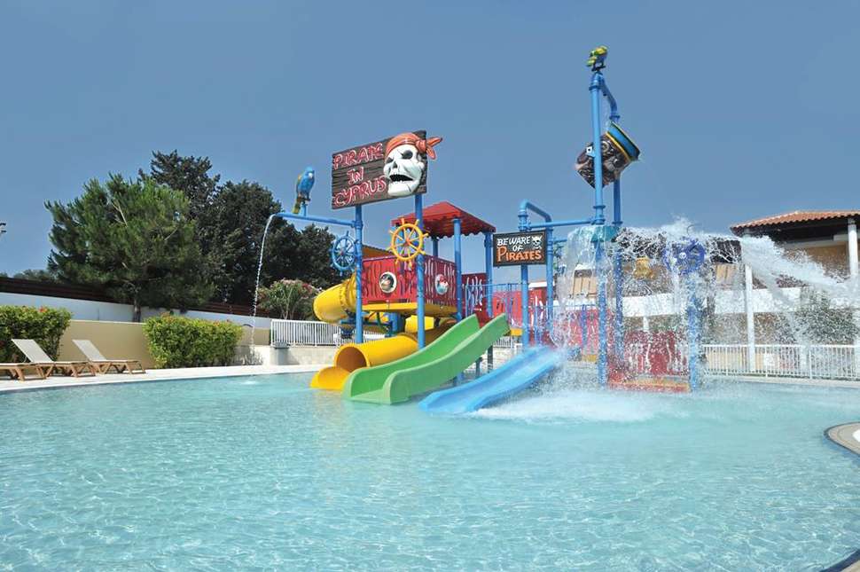 Een foto van het zwembad bij TUI Blue Atlantica Aeneas Resort