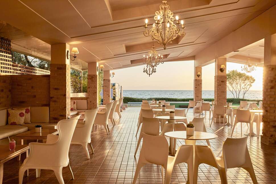 Een foto van het terras bij Istion Club & Spa