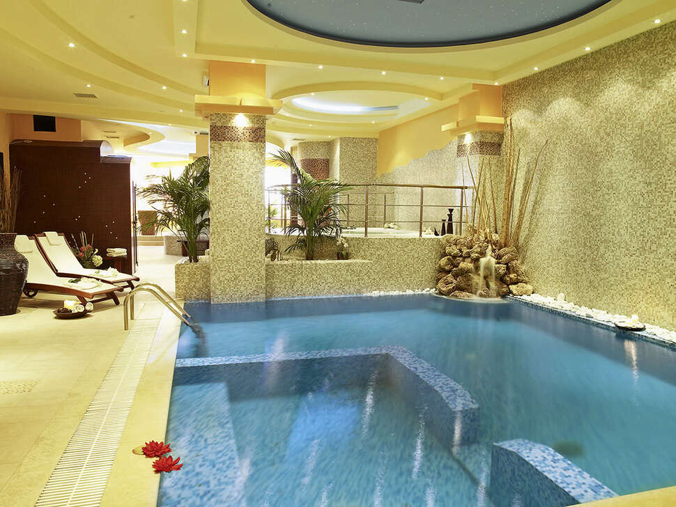 Een foto van het zwembad bij Alexandros Palace Hotel & Suites