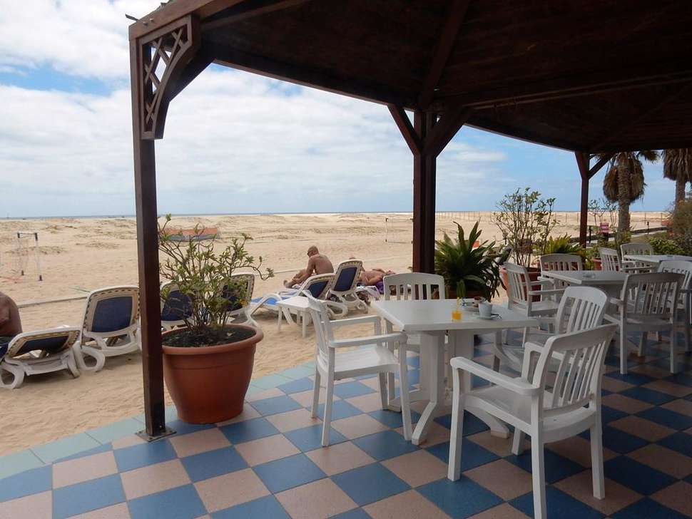 Een foto van het terras bij VOI Vila Do Farol Resort