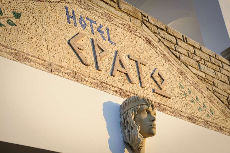 Een foto van de buitenkant van Erato Seaside Hotel