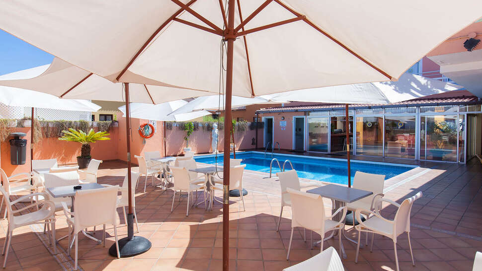 Een foto van het zwembad bij Globales Acuario Hotel