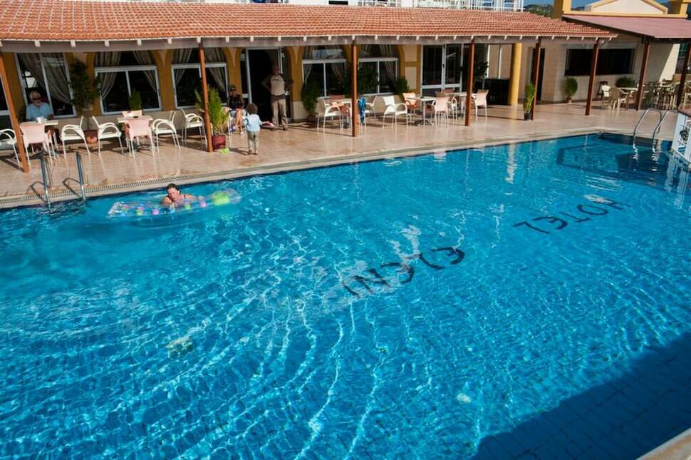 Een foto van het zwembad bij Eleni Hotel