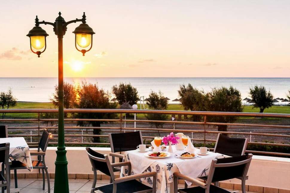 Een foto van het terras bij Blue Sea Beach Resort