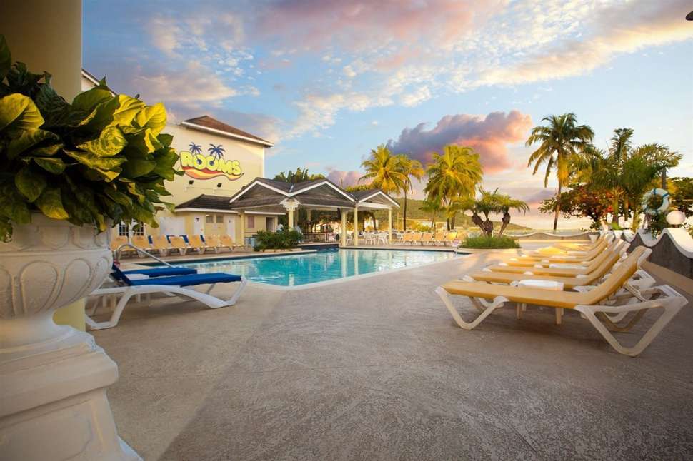 Een foto van het zwembad bij Rooms on the Beach Negril